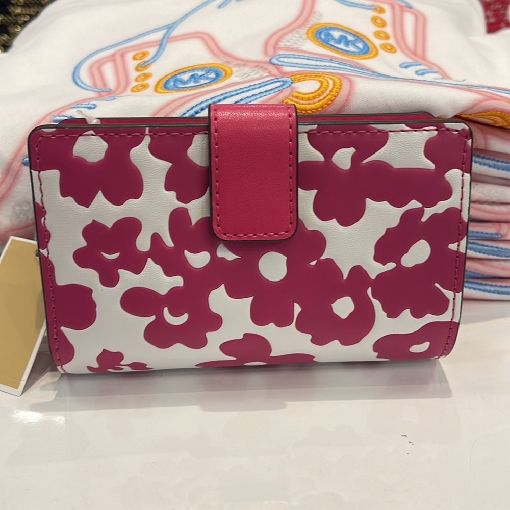 Michael Kors Jet Set Medium Floral Print Bi-Fold Wallet
Dragonfruit
NWT - Picture 15 of 16